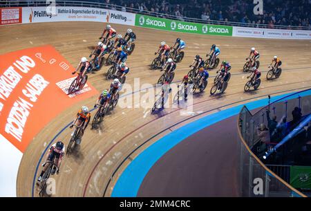 Berlin, Deutschland. 29. Januar 2023. Radfahren: Berlin 6-Tage-Rennen, Velodrom. Teilnehmer fahren auf der Rennstrecke. Kredit: Andreas Gora/dpa/Alamy Live News Stockfoto