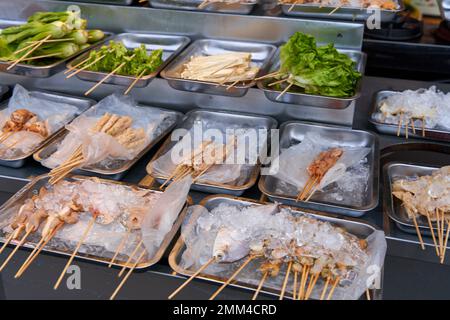 Gegrillte Meeresfrüchte auf der Café-Theke in Tellern mit Eis. Stockfoto