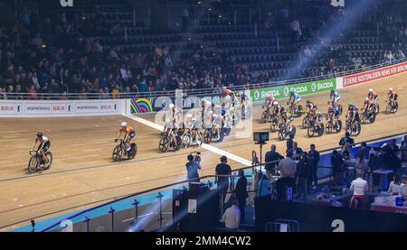 Berlin, Deutschland. 29. Januar 2023. Radfahren: Berlin 6-Tage-Rennen, Velodrom. Teilnehmer fahren auf der Rennstrecke. Kredit: Andreas Gora/dpa/Alamy Live News Stockfoto