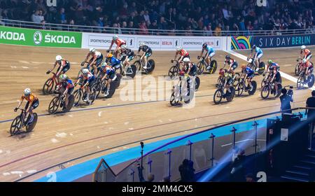 Berlin, Deutschland. 29. Januar 2023. Radfahren: Berlin 6-Tage-Rennen, Velodrom. Teilnehmer fahren auf der Rennstrecke. Kredit: Andreas Gora/dpa/Alamy Live News Stockfoto