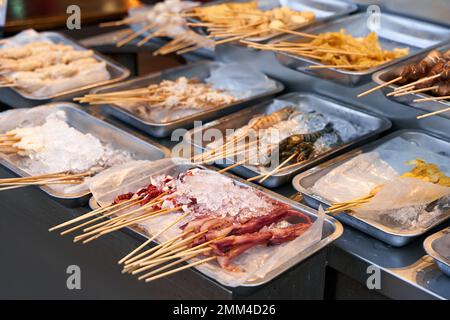 Gegrillte Meeresfrüchte auf der Café-Theke in Tellern mit Eis. Stockfoto