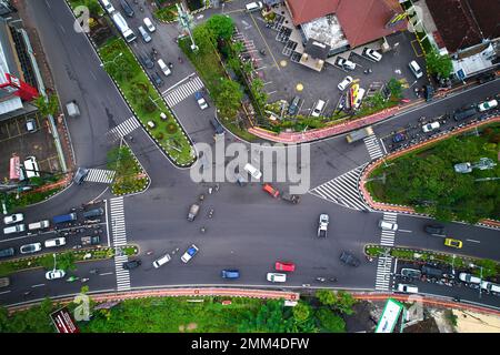 Ein Drohnenfoto einer geschäftigen Kreuzung in der Jimbaran Gegend von Bali. Bali, Indonesien -11.29.2022 Stockfoto