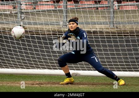 London, Großbritannien. 29. Januar 2023. London, England, 29. Januar 2023 Shae Yanez (30 London City Lionesses) wärmt sich vor dem Vital Womens FA Cup Spiel zwischen Tottenham Hotspur und London City Lionesses im Brisbane Road Stadium in London auf (PEDRO PORRU, Pedro Porru/ SPP). Guthaben: SPP Sport Press Photo. Alamy Live News Stockfoto