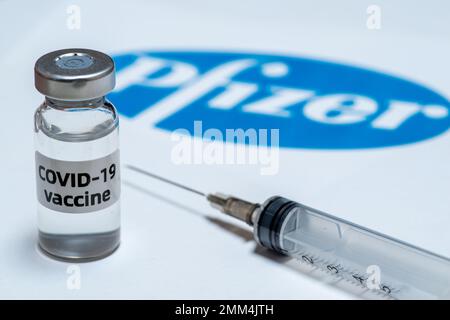 Qingdao,ShandongChina-Jan 29 2023:Covid-19 Impfstoff pfizer Flaschen auf abstraktem Hintergrund Stockfoto