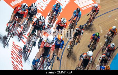 Berlin, Deutschland. 29. Januar 2023. Radfahren: Berlin 6-Tage-Rennen, Velodrom. Teilnehmer fahren auf der Rennstrecke. Kredit: Andreas Gora/dpa/Alamy Live News Stockfoto