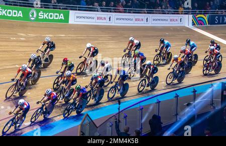 Berlin, Deutschland. 29. Januar 2023. Radfahren: Berlin 6-Tage-Rennen, Velodrom. Teilnehmer fahren auf der Rennstrecke. Kredit: Andreas Gora/dpa/Alamy Live News Stockfoto