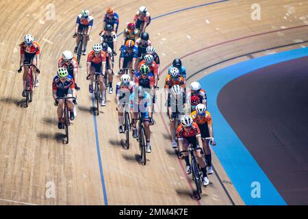 Berlin, Deutschland. 29. Januar 2023. Radfahren: Berlin 6-Tage-Rennen, Velodrom. Teilnehmer fahren auf der Rennstrecke. Kredit: Andreas Gora/dpa/Alamy Live News Stockfoto