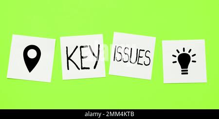 Text mit den wichtigsten Problemen bei Inspiration. Konzeptionelle fotografische lebenswichtige oder ungeklärte Angelegenheit, über die sich die Leute streiten Stockfoto