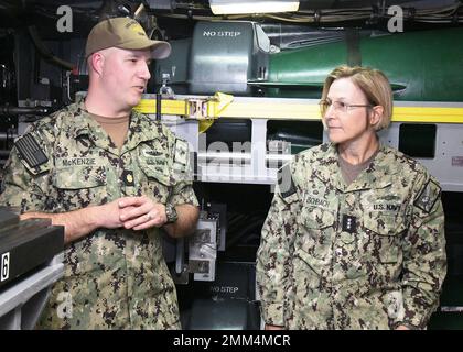 NORFOLK (Sept 14, 2022) LCDR Douglas K. McKenzie, Executive Officer, USS New Mexico (SSN-779) gibt Vice ADM. Kelly Aeschbach, Kommandant, Naval Information Forces eine Tour durch das U-Boot. Die USS New Mexico (SSN 779) ist ein Angriffs-U-Boot der Virginia-Klasse, das auch als VA-Klasse oder 774-Klasse bekannt ist, eine Klasse von nuklearbetriebenen Schnellangriff-U-Booten. USS New Mexico ist eine von zwei SSNs, die am Pilotprogramm für Informationskriege (IW) teilnehmen, das IW-Offiziere und Segler über die SSNs zur Pilotphase für die enge Integration und den Einsatz von IW auf diesen Plattformen beauftragt. Stockfoto