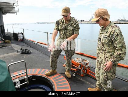 NORFOLK (Sept 14, 2022) LCDR Douglas K. McKenzie, Executive Officer, USS New Mexico (SSN-779) gibt Vice ADM. Kelly Aeschbach, Kommandant, Naval Information Forces eine Tour durch das U-Boot. Die USS New Mexico (SSN 779) ist ein Angriffs-U-Boot der Virginia-Klasse, das auch als VA-Klasse oder 774-Klasse bekannt ist, eine Klasse von nuklearbetriebenen Schnellangriff-U-Booten. USS New Mexico ist eine von zwei SSNs, die am Pilotprogramm für Informationskriege (IW) teilnehmen, das IW-Offiziere und Segler über die SSNs zur Pilotphase für die enge Integration und den Einsatz von IW auf diesen Plattformen beauftragt. Stockfoto