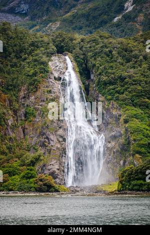 Bowen Falls, die über Felsen in den Milford Sound in Fiordland auf der Südinsel Neuseelands stürzen Stockfoto