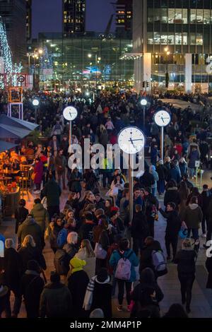 Winterbeleuchtung am Canary Wharf 2023 Big Globe die Installation ist Teil des jährlichen Canary Wharf 'Winter Lights' Festivals Stockfoto