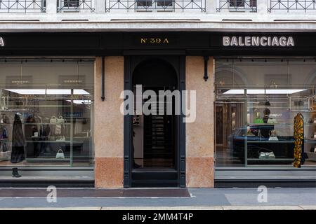 Mailand, Italien - Ottobre 16, 2022: Der Balenciaga-Shop in Montenapoleone, Mailand, ist ein luxuriöses Modeziel für die neueste Mode. Die Sto Stockfoto