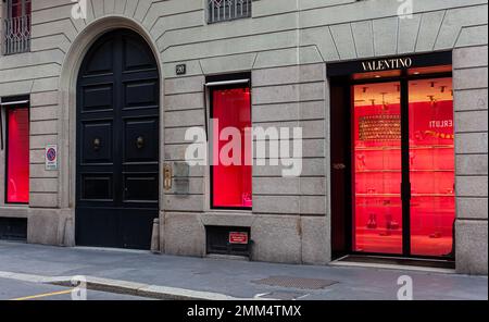 Mailand, Italien - Ottobre 16, 2022: Der Valentino Store in Montenapoleone, Mailand, ist ein luxuriöses Modeziel für die neueste Mode. Die Sto Stockfoto