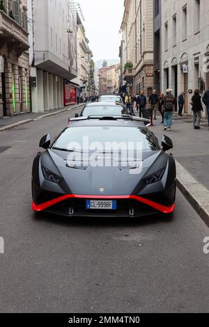 Mailand, Italien - Ottobre 16, 2022: Lamborghini Huracán STO Supersportwagen in Schwarz parkt in der Montenapoleone Straße Stockfoto