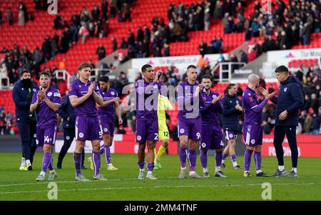 Stoke, Großbritannien. 29. Januar 2023. Stevenage-Spieler applaudieren ihren Fans beim FA-Cup-Spiel im Stadion Stoke bet365. Der Bildausdruck sollte lauten: Andrew Yates/Sportimage Credit: Sportimage/Alamy Live News Stockfoto