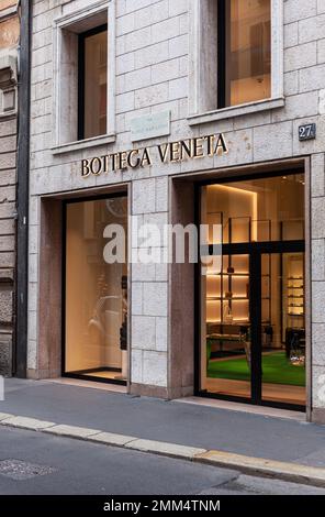 Mailand, Italien - Ottobre 16, 2022: Die Boutique Bottega Veneta in Montenapoleone, Mailand, ist ein luxuriöses Modeziel für die neueste High-End-Mode. Stockfoto