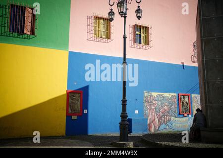 Buenos Aires, Argentinien. 29. Januar 2023. Bunt bemalte Häuser stehen im Viertel La Boca, das der Kanzler am Morgen besucht. Scholz wird zunächst Argentinien und dann Chile und Brasilien besuchen. Ziel der Reise ist es, die Zusammenarbeit mit Lateinamerika im Wettbewerb mit Russland und China zu stärken. Kredit: Kay Nietfeld/dpa/Alamy Live News Stockfoto