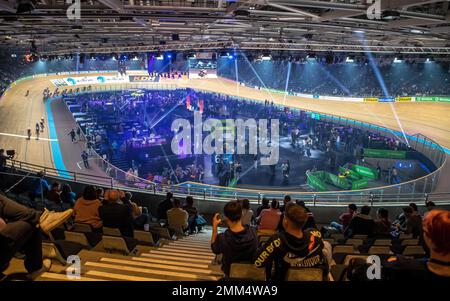 Berlin, Deutschland. 29. Januar 2023. Radfahren: Berlin sechs Tage Rennen, 10km Punkte Rennen, Frauen, Velodrom. Zuschauer folgen dem Rennen. Kredit: Andreas Gora/dpa/Alamy Live News Stockfoto