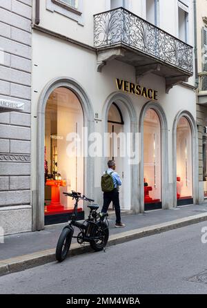 Mailand, Italien - Ottobre 16, 2022: Der Versace Store in Montenapoleone, Mailand, ist ein luxuriöses Modeziel für die neueste High-End-Mode. Der Laden Stockfoto
