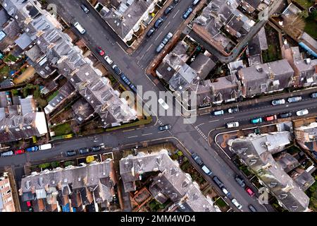 Ein Blick aus der Vogelperspektive direkt über den Dächern von Terrassenhäusern mit den Verbindungsstraßen und Kreuzungen eines Vorstadtviertels in en Stockfoto