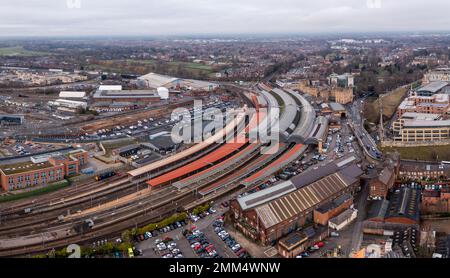 YORK, GROSSBRITANNIEN - 28. JANUAR 2023. Ein Luftblick auf die Gebäude und die Umgebung des Yorker Bahnhofs in North Yorkshire Stockfoto