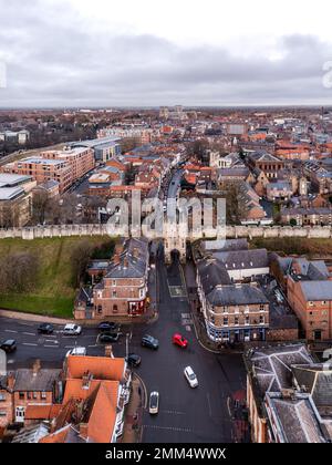 YORK, GROSSBRITANNIEN - 28. JANUAR 2023. Ein Luftblick auf die Stadt York über Monk Bar und die alten Stadtmauern mit York Minster im Hintergrund Stockfoto