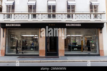 Mailand, Italien - Ottobre 16, 2022: Der Balenciaga-Shop in Montenapoleone, Mailand, ist ein luxuriöses Modeziel für die neueste Mode. Die Sto Stockfoto