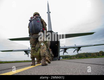 Polnische Landstreitkräfte besteigen ein C-130J Super Hercules Flugzeug, das der Luftwaffenstaffel 37. der Ramstein Air Base, Deutschland, vor einem statischen Luftabfall im Rahmen der Flugfeldrotation 22-4 (ADR 22-4 Training), auf dem Internationalen Flughafen Krakòw, Polen, am 14. September 2022 zugewiesen wurde. ADRs sind bilaterale Schulungsübungen und Bereitstellungen, die darauf ausgelegt sind, die Interoperabilität der Partner zu verbessern, die gemeinsame Bereitschaft zu wahren und unsere regionalen Verbündeten im gesamten Verantwortungsbereich der US-amerikanischen European Command zu versichern. Stockfoto