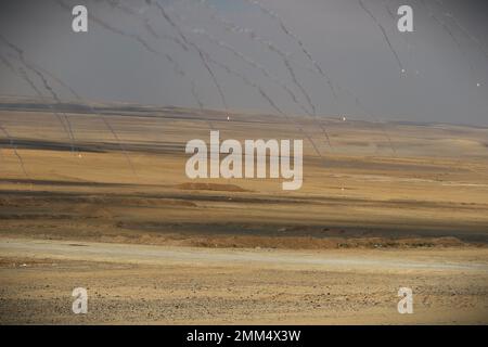 Flare eines jordanischen Streitkräften F-16 Kampffalken fallen während der Übung Eager Lion 2022 über ein Ziel. Eager Lion 22 ist eine vom Haschemitischen Königreich Jordanien veranstaltete multilaterale Übung, die den Austausch militärischer Expertise und die Verbesserung der Interoperabilität zwischen den Partnerländern zum Ziel hat. Stockfoto