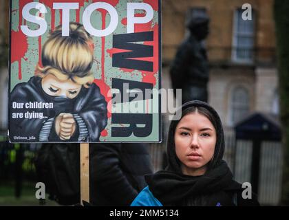 London, Großbritannien. 29. Januar 2023. Eine junge Frau hält ein "Stop war" -Schild. Demonstranten und Aktivisten versammeln sich gegen Russlands Invasionen in der Ukraine und den Krieg in der Ukraine in ihrem wöchentlichen Protest gegenüber der Downing Street in Whitehall, Westminster, und zwar neben der weiterhin schwierigen Situation und den Nachrichten über erneute Angriffe auf Zivilpersonen, die im ganzen Land leben. Kredit: Imageplotter/Alamy Live News Stockfoto