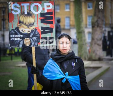 London, Großbritannien. 29. Januar 2023. Eine junge Frau hält ein "Stop war" -Schild. Demonstranten und Aktivisten versammeln sich gegen Russlands Invasionen in der Ukraine und den Krieg in der Ukraine in ihrem wöchentlichen Protest gegenüber der Downing Street in Whitehall, Westminster, und zwar neben der weiterhin schwierigen Situation und den Nachrichten über erneute Angriffe auf Zivilpersonen, die im ganzen Land leben. Kredit: Imageplotter/Alamy Live News Stockfoto