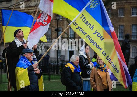 London, Großbritannien. 29. Januar 2023. Eine Flagge in den Farben ukrainischer und britischer Union Jack sagt: „Vielen Dank für Ihre Unterstützung der Ukraine“. Demonstranten und Aktivisten versammeln sich gegen Russlands Invasionen in der Ukraine und den Krieg in der Ukraine in ihrem wöchentlichen Protest gegenüber der Downing Street in Whitehall, Westminster, und zwar neben der weiterhin schwierigen Situation und den Nachrichten über erneute Angriffe auf Zivilpersonen, die im ganzen Land leben. Kredit: Imageplotter/Alamy Live News Stockfoto