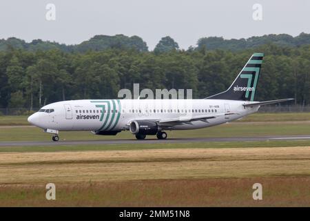 OY-ASB Boeing 737-430 Airseven Billund Airport EKBI 17/06/2022 Stockfoto