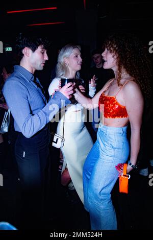 JW Anderson Party Milano Fashion Week Herren 23 Möchten Sie Ihre JW Anderson Party mit Stil feiern? Stockfoto