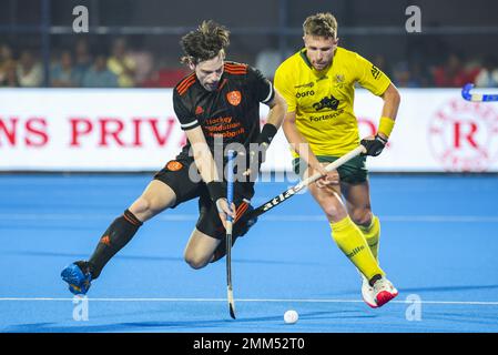 BHUBANESWAR - Lars Balk aus den Niederlanden gegen Tom Wickam aus Australien (lr) während des dritten Platzes der Hockey-Weltmeisterschaft in Indien. ANP WILLEM VERNES niederlande raus - belgien raus Stockfoto