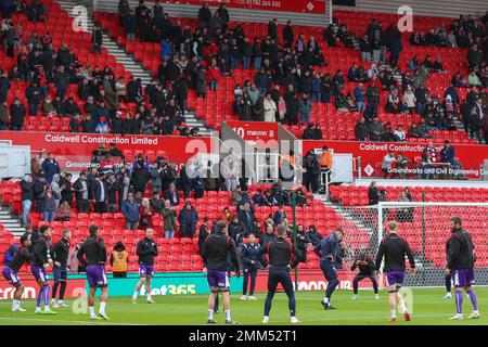 Stoke on Trent, Großbritannien. 29. Januar 2023. Stevenage-Spieler während des Pre-Game-Warm-up vor dem Emirates FA-Cup-Spiel Stoke City vs Stevenage in bet365 Stadium, Stoke-on-Trent, Großbritannien, 29. Januar 2023 (Foto von Gareth Evans/News Images) in Stoke-on-Trent, Großbritannien, am 1./29. Januar 2023. (Foto: Gareth Evans/News Images/Sipa USA) Guthaben: SIPA USA/Alamy Live News Stockfoto