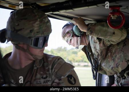 Spc. Jonathan Casson, ein Infanterist mit der „Hammer“ Company, 1. Bataillon, 168. Infanterie-Regiment, Iowa National Guard, beobachtet am 14. September 2022 von den offenen Türen eines UH-60 Black Hawk, während er als Rappel-Meister im Camp Dodge in Johnston, Iowa, getestet wurde. Fast 30 Soldaten und Luftmänner nahmen an einem Rappel-Meisterkurs in Camp Dodge Teil. Der Kurs wurde von einem mobilen Trainingsteam des Warrior Training Center der Army National Guard in Fort Benning, Georgia, unterrichtet. Stockfoto