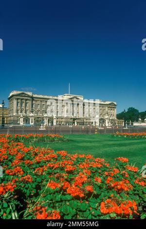 1989 HISTORISCHE QUEEN VICTORIA MEMORIAL GARDENS BUCKINGHAM PALACE LONDON ENGLAND Stockfoto