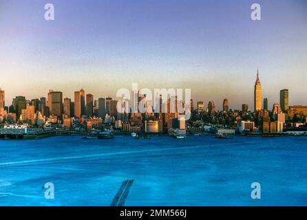 1987 historische Hudson River die Skyline von MIDTOWN MANHATTAN NEW YORK CITY USA Stockfoto