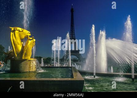 PFERDE- UND HUNDESKULPTUR ( OPÉGEORGES GUYOT 1937) VARSOVIE BRUNNEN PLACE DU TROCADERO PALAIS DE CHAILLOT EIFFELTURM PARIS FRANKREICH Stockfoto
