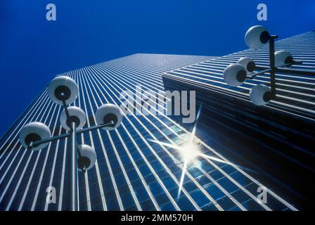GEWERBLICHES URBANES HOHES BÜROGEBÄUDE Stockfoto