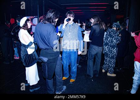 JW Anderson Party Milano Fashion Week Herren 23 Möchten Sie Ihre JW Anderson Party mit Stil feiern? Stockfoto