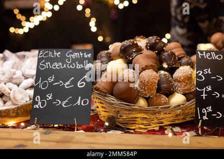 „Gentse sneeuwballen“ - typisch belgische Süßigkeiten auf dem Weihnachtsmarkt im Zentrum von Gent - Flandern Stockfoto