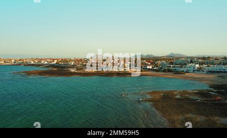 Hafenstadt Corralejo auf Fuerteventura, Kanarische Inseln, Spanien. Ferienort am Meer. Stockfoto