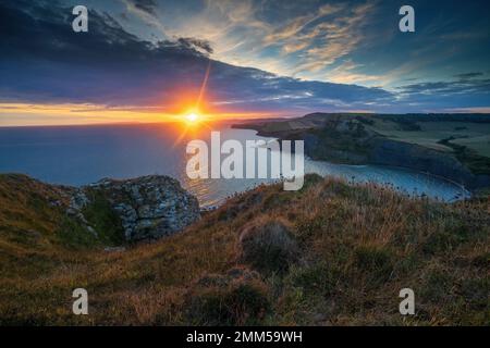 Chapman's Pool, bei Sonnenuntergang, von Emmett's Hill aus gesehen.,Worth Matravers, Isle of Purbeck, Dorset, Großbritannien Stockfoto