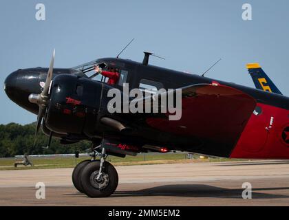 VIRGINIA BEACH, Virginia (17. September 2022)- Matt Younkin, ein Flugzeugpilot, winkt während der Oceana Air Show 2022 von einem Twin Beech 18. Das Motto der NAS Oceana Air Show war „Back to the Beach“, da die letzte Aufführung vor zwei Jahren stattgefunden hat. Stockfoto