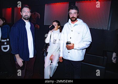 JW Anderson Party Milano Fashion Week Herren 23 Möchten Sie Ihre JW Anderson Party mit Stil feiern? Stockfoto