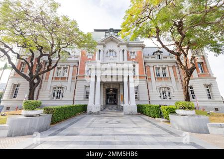 Tainan, JANUAR 5 2023 - sonniger Außenblick des Nationalmuseums für Taiwan-Literatur Stockfoto