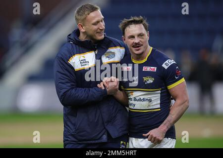 Mikolaj Oledzki #8 von Leeds Rhinos und James Donaldson #25 von Leeds Rhinos feiern den Sieg nach dem Rugby League-Vorsaison-Spiel Leeds Rhinos gegen Bradford Bulls im Headingley Stadium, Leeds, Großbritannien, 29. Januar 2023 (Foto: James Heaton/News Images) Stockfoto